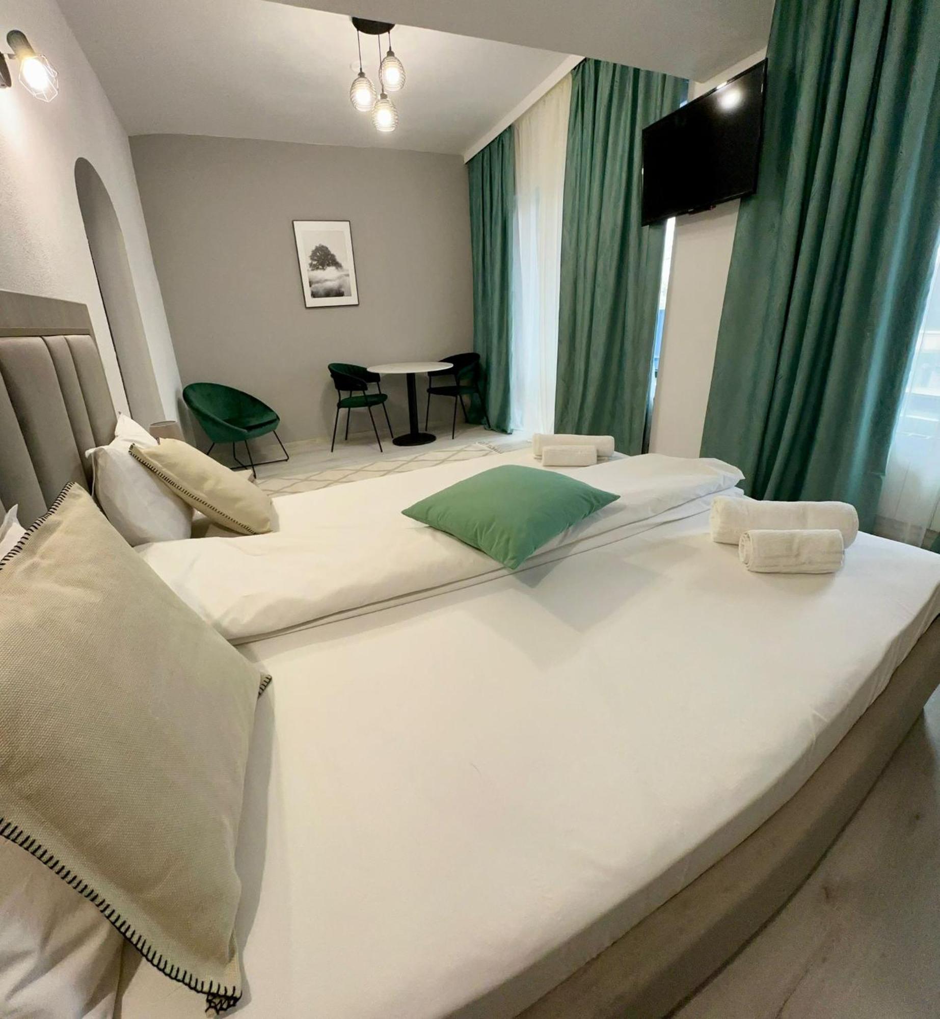Hotel Green House Craiova Extérieur photo