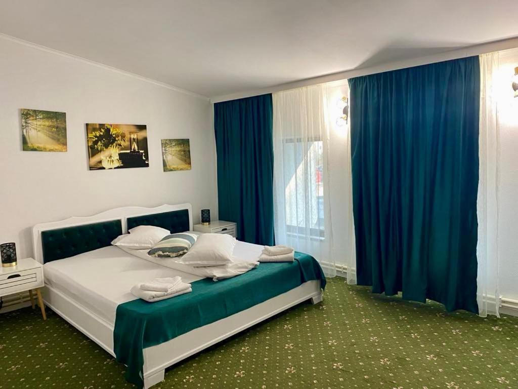 Hotel Green House Craiova Extérieur photo